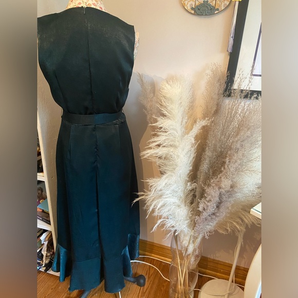Size medium lulus dress in emerald green - Picture 2 of 2